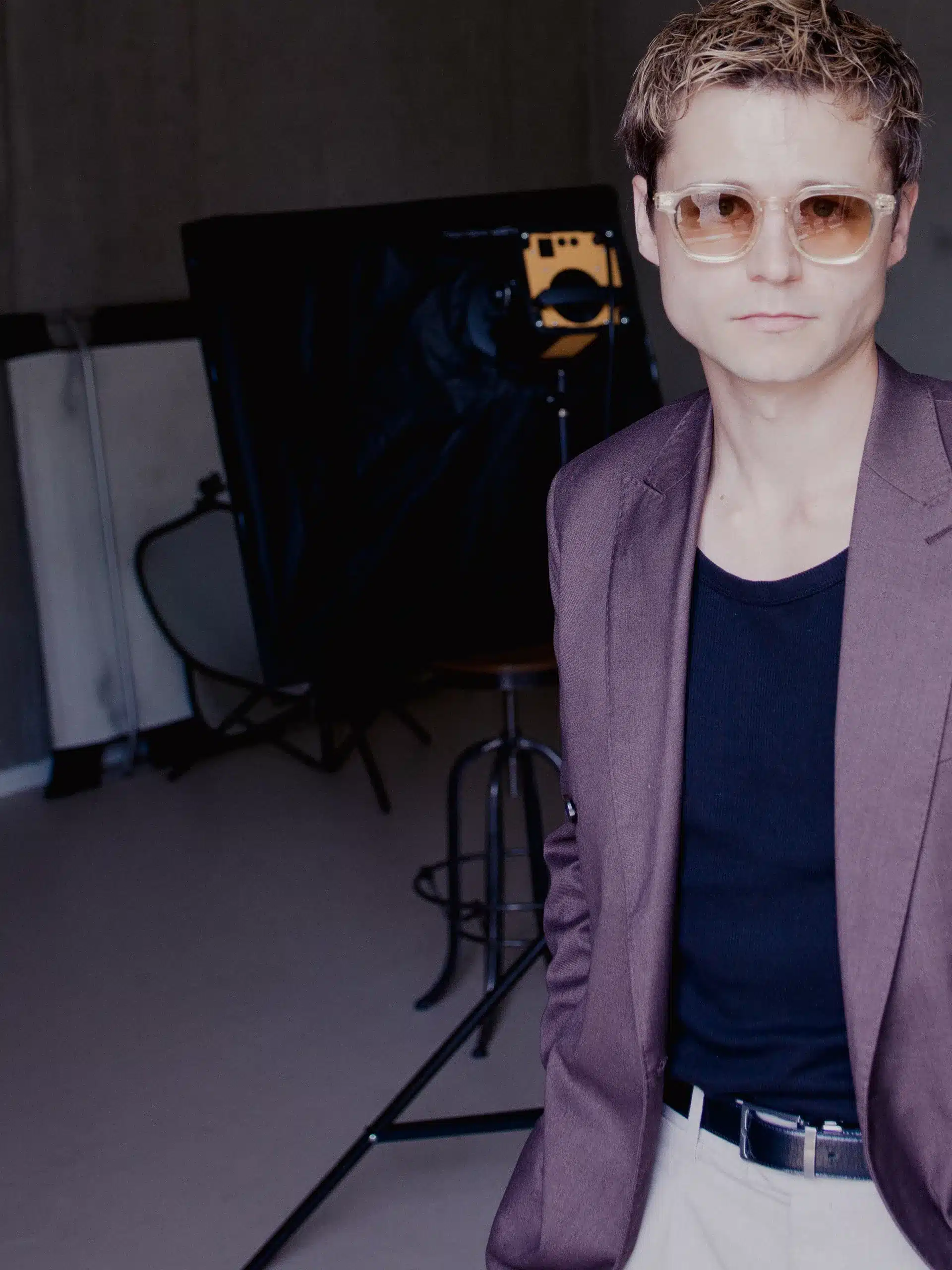 Schauspieler Tom Böttcher steht in unserem neuen BILDHAUS Studio für Fotografie und Grafikdesign Potsdam