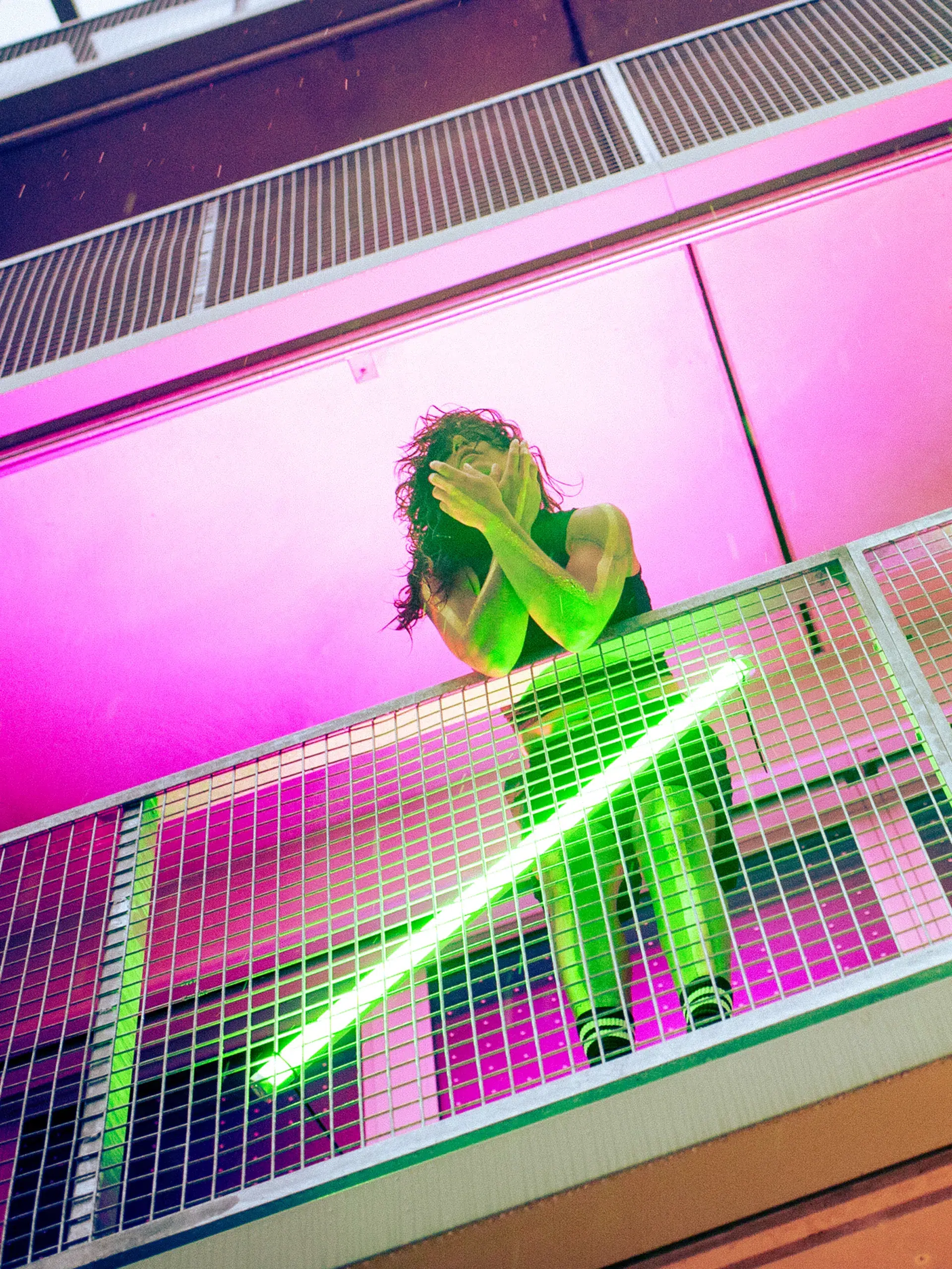 Tänzerin im Neonlich fotografiert im Kreativ Quartier Potsdam