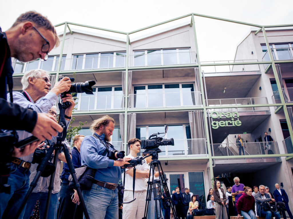 Fotografen und Kamerateam filmen die Eröffnungsfeier vor dem Gebäude „Orangerie“